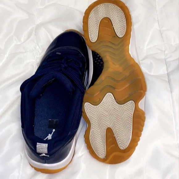 Jordan 11 low “navy gum” - Picture 3 of 3